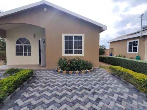 2-Bed Sleeps 4 Private Garden Parking in Portmore 2-Bed Sleeps 4 Private Garden Parking in Portmore