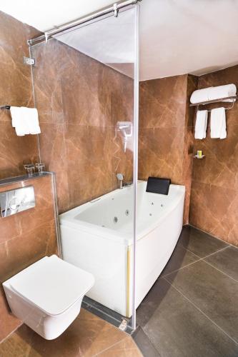 Banyo, Marine Inn Hotel in Kochi Banyo, Marine Inn Hotel in Kochi