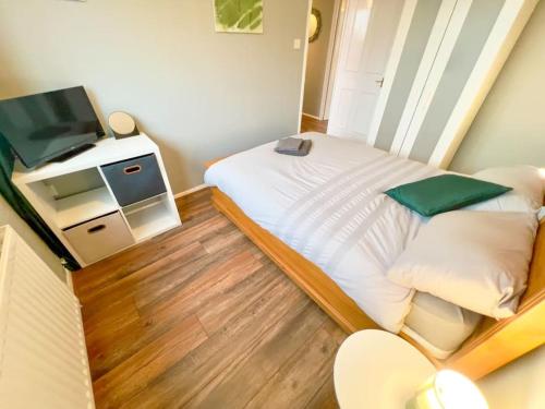 Stylish City Living Apartment with Balcony