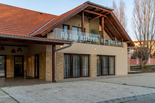 Rózsa Étterem & Panzió (Rozsa Etterem & Panzio) in เคอร์ตวารอส Rózsa Étterem & Panzió (Rozsa Etterem & Panzio) in เคอร์ตวารอส