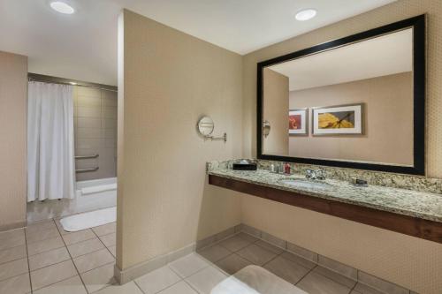 Bathroom, Denver Marriott South at Park Meadows in Lone Tree (CO) Bathroom, Denver Marriott South at Park Meadows in Lone Tree (CO)