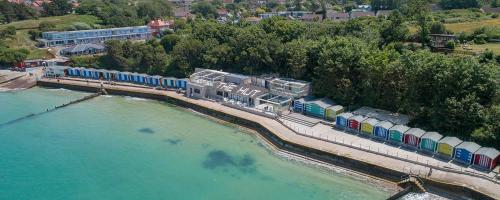 Beau - Brambles Chine, Colwell Bay - 5 star WiFi - Short walk to The Hut and beach - 1 night stays a in ไอล์ ออฟ ไวท์ Beau - Brambles Chine, Colwell Bay - 5 star WiFi - Short walk to The Hut and beach - 1 night stays a in ไอล์ ออฟ ไวท์