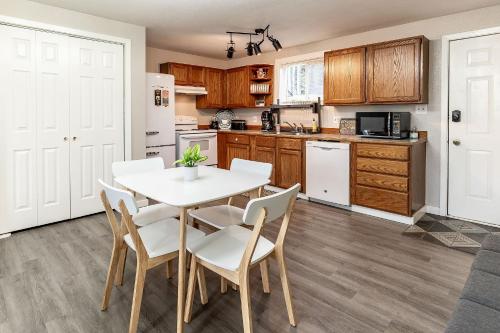 THE SHORELINE- Beach Access, Ocean Views, Private in Kodiak (AK) THE SHORELINE- Beach Access, Ocean Views, Private in Kodiak (AK)