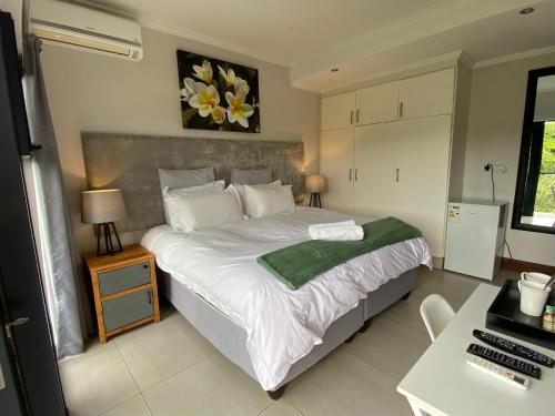 Luxury Room with Private Balcony and Stunning Dam Views in Симбити еко естейт Luxury Room with Private Balcony and Stunning Dam Views in Симбити еко естейт