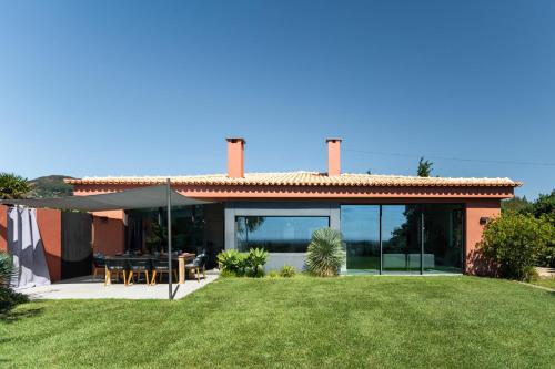Garden Seaside Villa by CadenzaLux in มัลเวย์รา ดา เซร์รา Garden Seaside Villa by CadenzaLux in มัลเวย์รา ดา เซร์รา