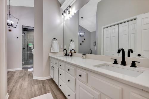 Modern Lux Farmhouse near ATL Beltline in Edgewood Modern Lux Farmhouse near ATL Beltline in Edgewood