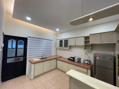 Kitchen, Ipoh 42 Symphony 12pax 4Bedroom 3bathroom 3carpark near Nam Thean Tong Temple Kitchen, Ipoh 42 Symphony 12pax 4Bedroom 3bathroom 3carpark near Nam Thean Tong Temple