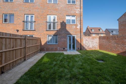 Pohled zvenku, Modern 5 Bedroom 3 Bathroom Serviced House Aylesbury with Parking in Weston Turville Pohled zvenku, Modern 5 Bedroom 3 Bathroom Serviced House Aylesbury with Parking in Weston Turville