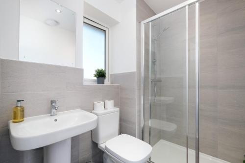 Koupelna, Modern 5 Bedroom 3 Bathroom Serviced House Aylesbury with Parking in Weston Turville Koupelna, Modern 5 Bedroom 3 Bathroom Serviced House Aylesbury with Parking in Weston Turville