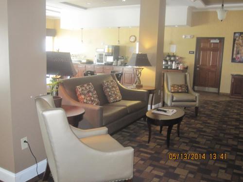 Zajednički dnevni boravak / prostorija s TV-om, Astoria Hotel & Suites - Glendive in Glendive (MT) Zajednički dnevni boravak / prostorija s TV-om, Astoria Hotel & Suites - Glendive in Glendive (MT)