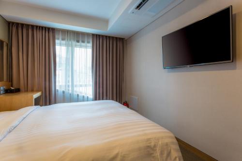 This photo about Floral Hotel Namsan City Seoul Myeongdong shared on HyHotel.com
