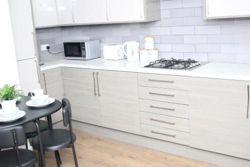 Experience Ultimate Comfort - Spacious 4-Bedroom Flat Perfect for Contractors, Pet-Friendly, Free Pa in Weston Turville Experience Ultimate Comfort - Spacious 4-Bedroom Flat Perfect for Contractors, Pet-Friendly, Free Pa in Weston Turville