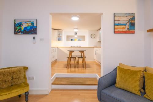 Facilities, Modern apt near gardens with large decking area - Vivre Retreats in Talbot and Branksome Woods Facilities, Modern apt near gardens with large decking area - Vivre Retreats in Talbot and Branksome Woods