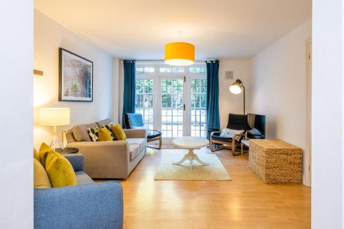 Modern apt near gardens with large decking area - Vivre Retreats in Talbot and Branksome Woods Modern apt near gardens with large decking area - Vivre Retreats in Talbot and Branksome Woods