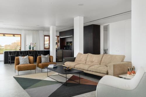 Shared lounge/TV area, Luxury Villa over the Cliffs & Wild Beach by FeelHome in Netanya Shared lounge/TV area, Luxury Villa over the Cliffs & Wild Beach by FeelHome in Netanya