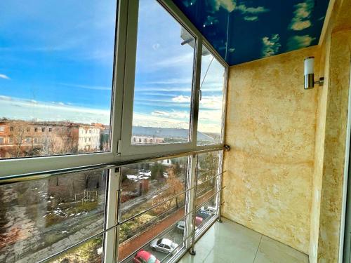 balkon/terras, ApartPoltava ДВОКІМНАТНІ апартаменти в центрі Полтави, Корпусний парк (ApartPoltava ДВОКІМНАТНІ апартаменти, до 6 спальних місць, кутова ванна, КОРПУСНИИ ПАРК, документи д) in Poltava balkon/terras, ApartPoltava ДВОКІМНАТНІ апартаменти в центрі Полтави, Корпусний парк (ApartPoltava ДВОКІМНАТНІ апартаменти, до 6 спальних місць, кутова ванна, КОРПУСНИИ ПАРК, документи д) in Poltava