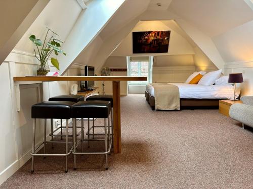 Long John's Pub & Hotel in Lieve Vrouwekerkhof Long John's Pub & Hotel in Lieve Vrouwekerkhof