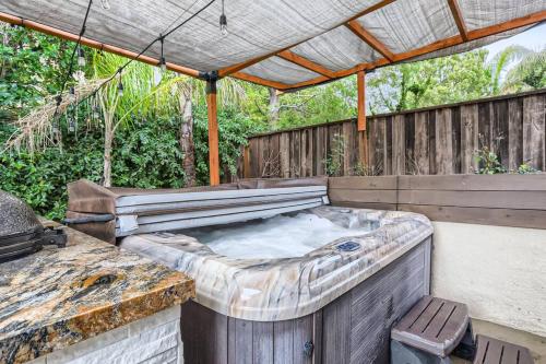 Luxury 3bd/2ba Roseville Home Hot Tub & Game Room in Stanford Luxury 3bd/2ba Roseville Home Hot Tub & Game Room in Stanford