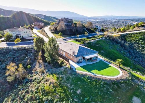 The Lake Hills Reserve House