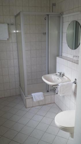 ห้องน้ำ, Hotel Restaurant Platamon in ฟอยชท์วาเงิน ห้องน้ำ, Hotel Restaurant Platamon in ฟอยชท์วาเงิน