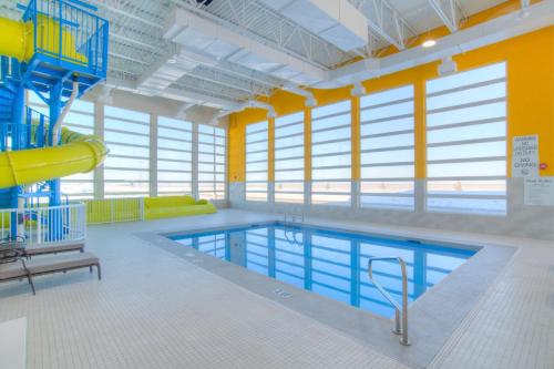 בריכת שחיה, Holiday Inn Express And Suites Moose Jaw in מוס ג'ואו בריכת שחיה, Holiday Inn Express And Suites Moose Jaw in מוס ג'ואו