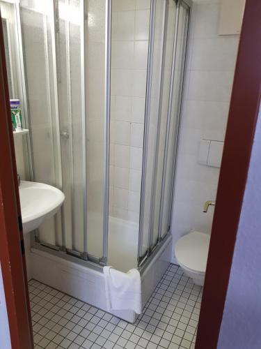 Bathroom, Hotel zur Altstadt in Calbe Bathroom, Hotel zur Altstadt in Calbe