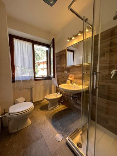 Bathroom, San Luigi - Rooms & Apartments in Campodolcino Bathroom, San Luigi - Rooms & Apartments in Campodolcino