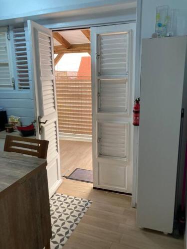 Agréable logement, bien situé (Agreable logement, bien situe) in Schœlcher Agréable logement, bien situé (Agreable logement, bien situe) in Schœlcher
