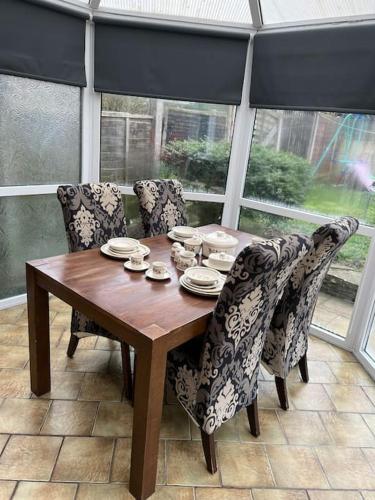 Treetops - Sleeps 8 entire house private parking close to town centre and stadium in Wigan Treetops - Sleeps 8 entire house private parking close to town centre and stadium in Wigan