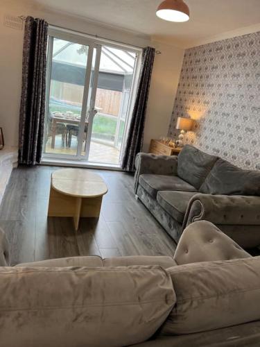 Treetops - Sleeps 8 entire house private parking close to town centre and stadium in Wigan Treetops - Sleeps 8 entire house private parking close to town centre and stadium in Wigan