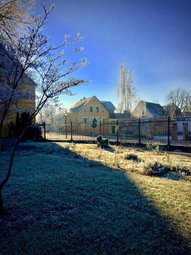 "Ferienwohnung am Schloss" - Ferienwohnung mit Blick auf das Barbyer Schloss, 5 Gehminuten bis zur E in Barby "Ferienwohnung am Schloss" - Ferienwohnung mit Blick auf das Barbyer Schloss, 5 Gehminuten bis zur E in Barby