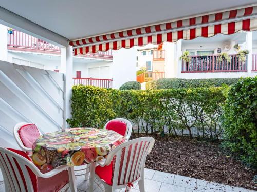 Appartement RDC avec terrasse, piscine et parking à 1km de la plage - FR-1-2-418 (Appartement RDC avec terrasse, piscine et parking a 1km de la plage - FR-1-2-418) in Hendaye Appartement RDC avec terrasse, piscine et parking à 1km de la plage - FR-1-2-418 (Appartement RDC avec terrasse, piscine et parking a 1km de la plage - FR-1-2-418) in Hendaye