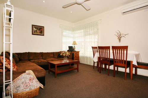 Guestroom, 2 Lisson Grove Holiday Rental in Hawthorn Guestroom, 2 Lisson Grove Holiday Rental in Hawthorn