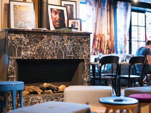 Restaurant, MOB HOTEL Paris Les Puces near Marche aux Puces de St-Ouen Market Restaurant, MOB HOTEL Paris Les Puces near Marche aux Puces de St-Ouen Market