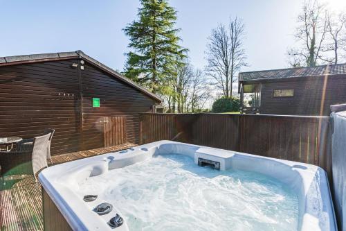 热水浴池, Birch Lodge 19 with Hot Tub in 纽顿斯图华特 热水浴池, Birch Lodge 19 with Hot Tub in 纽顿斯图华特