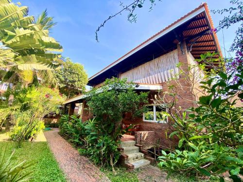 Cozy Paradise near Phnom Sampeou Cozy Paradise near Phnom Sampeou