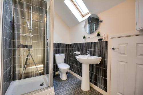 Koupelna, Luxury 3 Bedroom House By The Lake with Free Parking in Runcorn Koupelna, Luxury 3 Bedroom House By The Lake with Free Parking in Runcorn