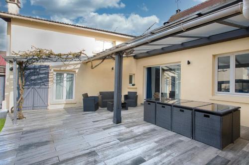 Balcony/terrace, Le Nalan Johannisien - Grande maison avec piscine et jacuzzi in Le Plessis Luzarches Balcony/terrace, Le Nalan Johannisien - Grande maison avec piscine et jacuzzi in Le Plessis Luzarches