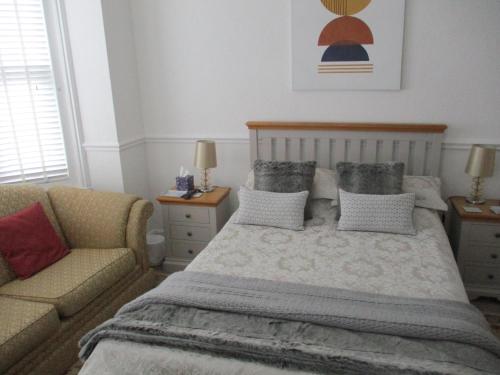 3 Bed Flat - Sleeps 5 - Garden - Parking - Wifi in Ryde East 3 Bed Flat - Sleeps 5 - Garden - Parking - Wifi in Ryde East