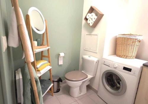 Bathroom, Appart Poissy Relax Wi-Fi Pool by Servallgroup in Carrieres-sous-Poissy Bathroom, Appart Poissy Relax Wi-Fi Pool by Servallgroup in Carrieres-sous-Poissy