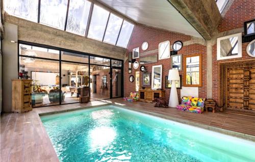 Swimming pool, Awesome home in Breuillet with Indoor swimming pool, Sauna and WiFi in Arpajon Swimming pool, Awesome home in Breuillet with Indoor swimming pool, Sauna and WiFi in Arpajon