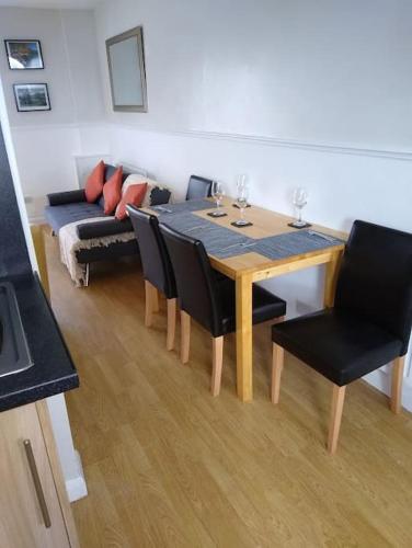 2 Bed pet-free cottage, private garden & fell view in Cleator Moor 2 Bed pet-free cottage, private garden & fell view in Cleator Moor