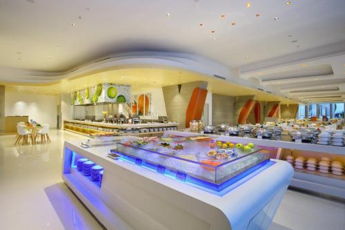 Restaurant, HARRIS Hotel & Conventions Bekasi in North Bekasi Restaurant, HARRIS Hotel & Conventions Bekasi in North Bekasi