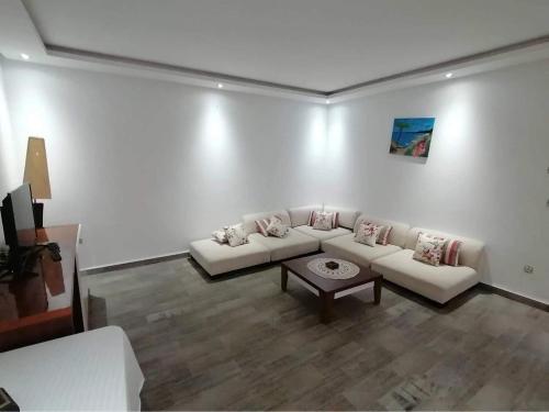 gedeelde lounge/tv-ruimte, résidence familiale CORAIL (residence familiale CORAIL) in Chatt Mariem gedeelde lounge/tv-ruimte, résidence familiale CORAIL (residence familiale CORAIL) in Chatt Mariem