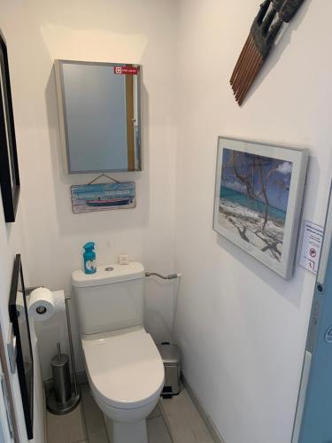 Bathroom, MozaicStudio in Thorigny-sur-Marne Bathroom, MozaicStudio in Thorigny-sur-Marne