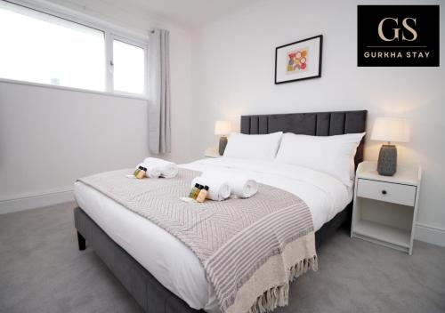 غرفة الضيوف, 4 Bedroom Modern House, Perfect for Int-Students, Family Relocations, Groups & Contractors by Gurkha in Lianedeym / Rumney غرفة الضيوف, 4 Bedroom Modern House, Perfect for Int-Students, Family Relocations, Groups & Contractors by Gurkha in Lianedeym / Rumney
