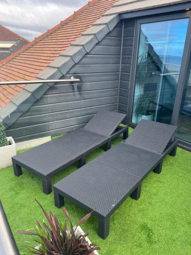 شرفة/ تراس, Beach View Apartment with balcony and sea view - pet friendly in Jubilee شرفة/ تراس, Beach View Apartment with balcony and sea view - pet friendly in Jubilee