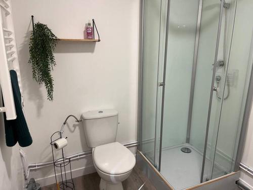 Bathroom, Petit logement proche giverny in Bennecourt Bathroom, Petit logement proche giverny in Bennecourt