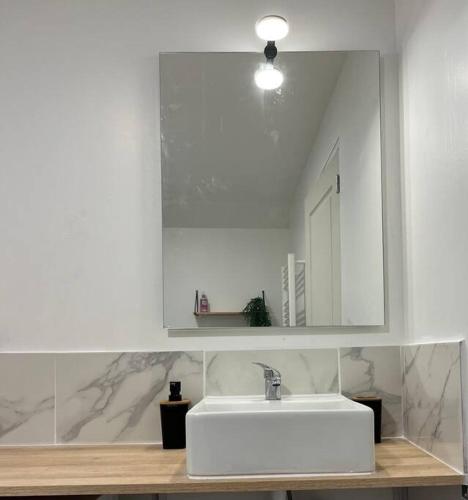 Bathroom, Petit logement proche giverny in Bennecourt Bathroom, Petit logement proche giverny in Bennecourt