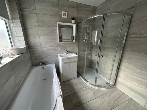 حمام, Light And Spacious Highcross Apartment in Poulton-le-Fylde حمام, Light And Spacious Highcross Apartment in Poulton-le-Fylde